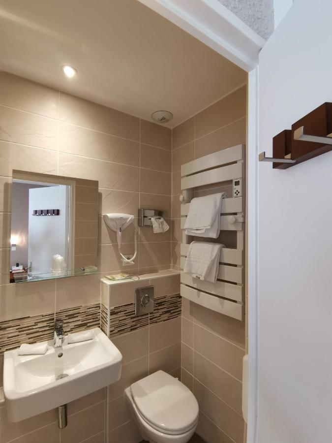 Logis Hotel Le Cerf Briare Bagian luar foto