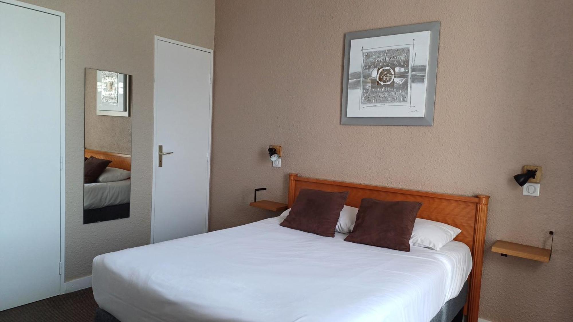 Logis Hotel Le Cerf Briare Bagian luar foto