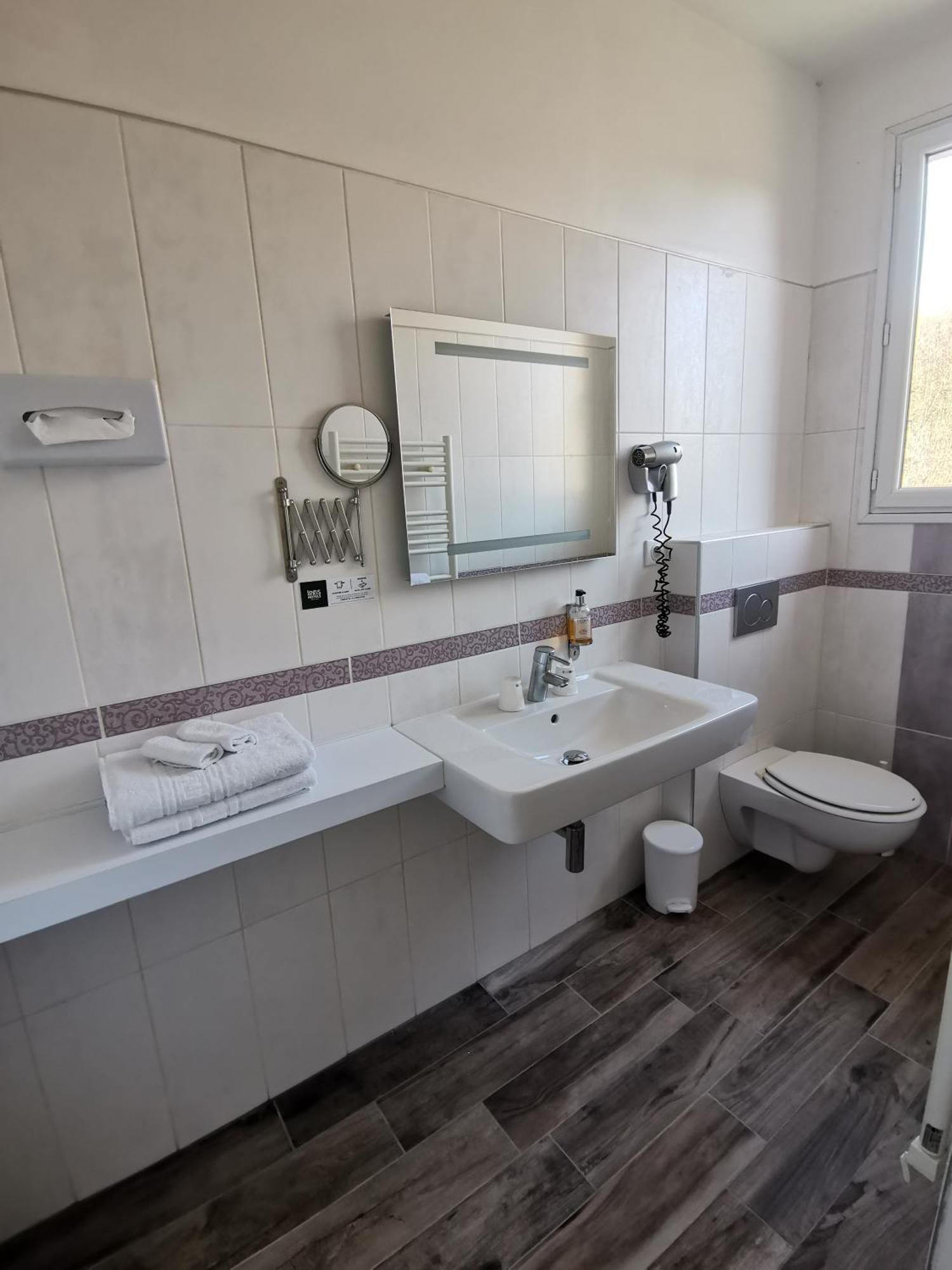 Logis Hotel Le Cerf Briare Bagian luar foto
