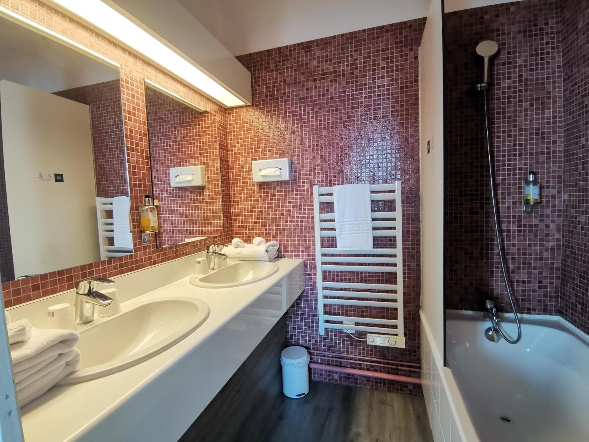 Logis Hotel Le Cerf Briare Bagian luar foto